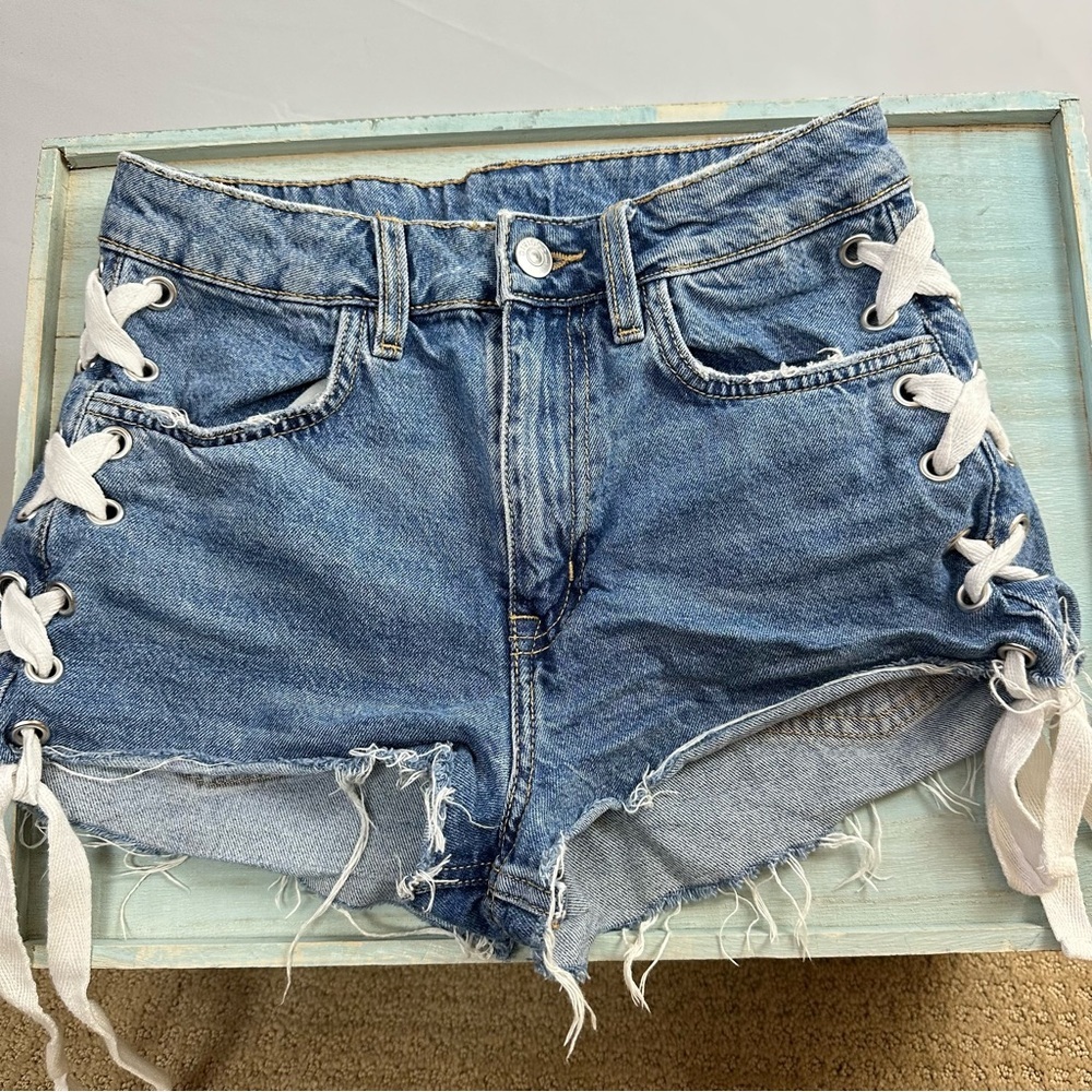 DIVIDED H&M laced sides distressed blue jean shorts - size 4